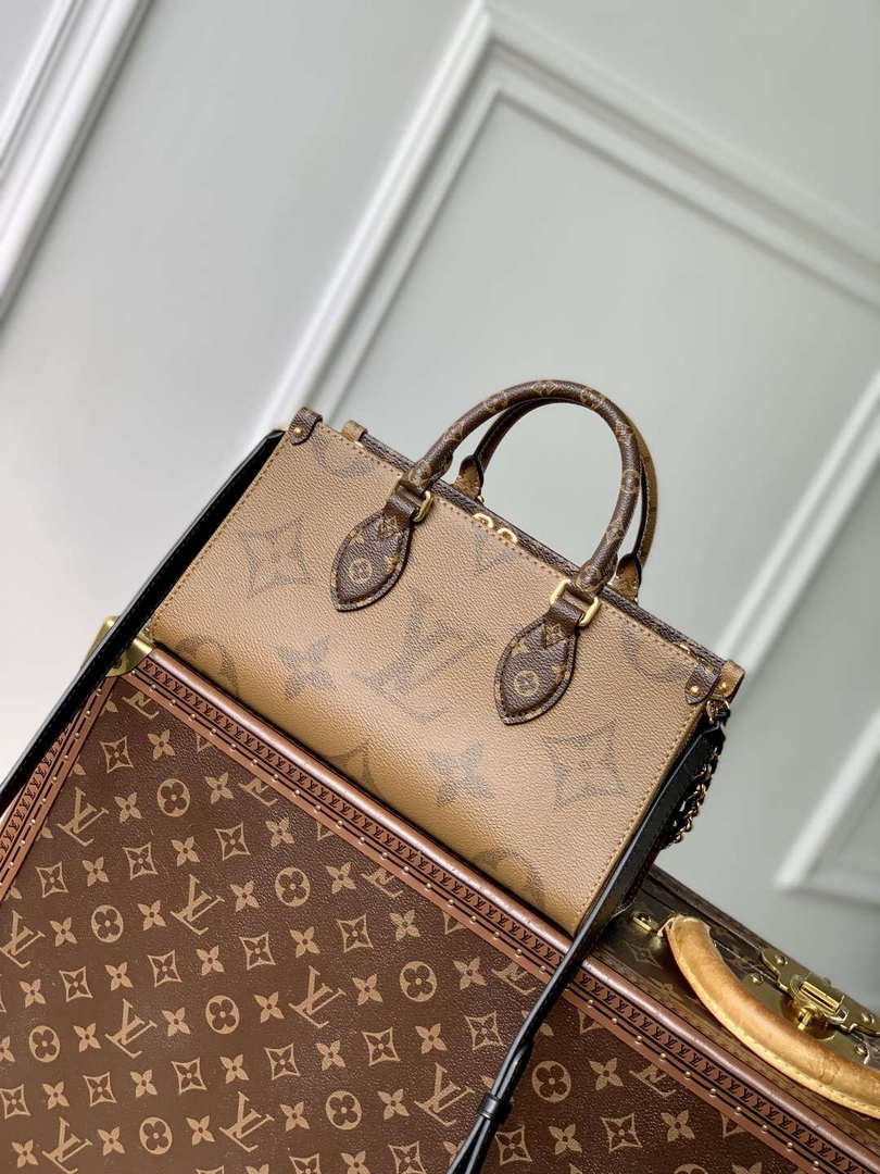 LV M14236 Louis Vuitton OnTheGo East West Chain Bag Monogram