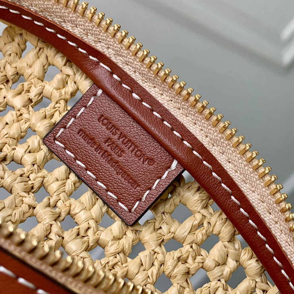 LV M14304 Louis Vuitton Hills Pochette Bag Natural Tan