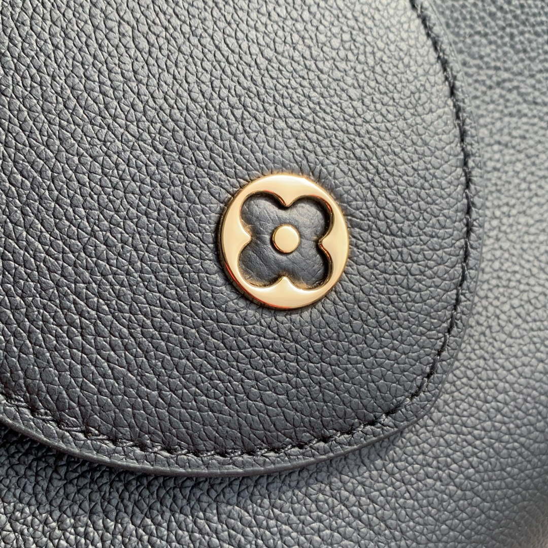 LV M14370 Louis Vuitton Capucines MM Souple Bag Black