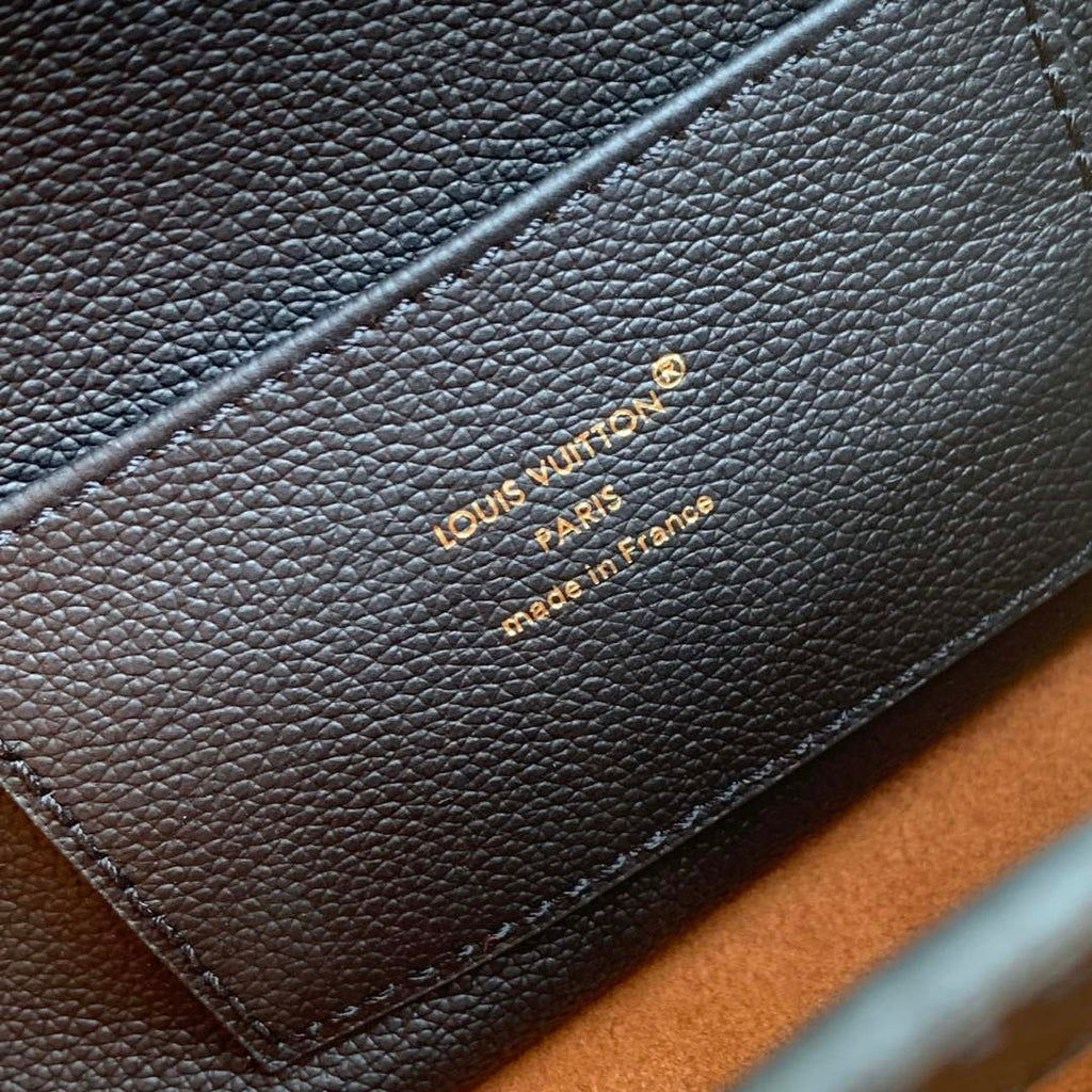 LV M14370 Louis Vuitton Capucines MM Souple Bag Black