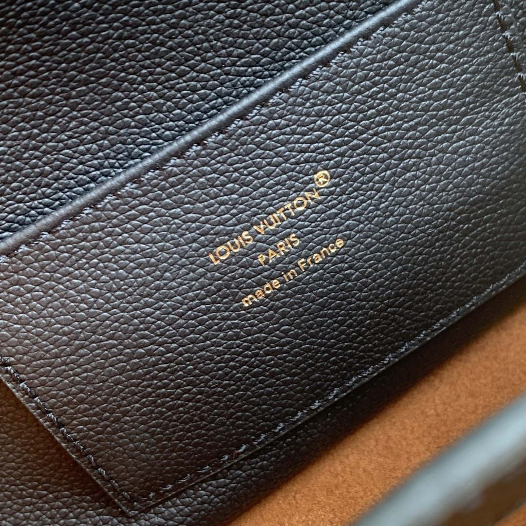LV M14370 Louis Vuitton Capucines MM Souple Bag Black