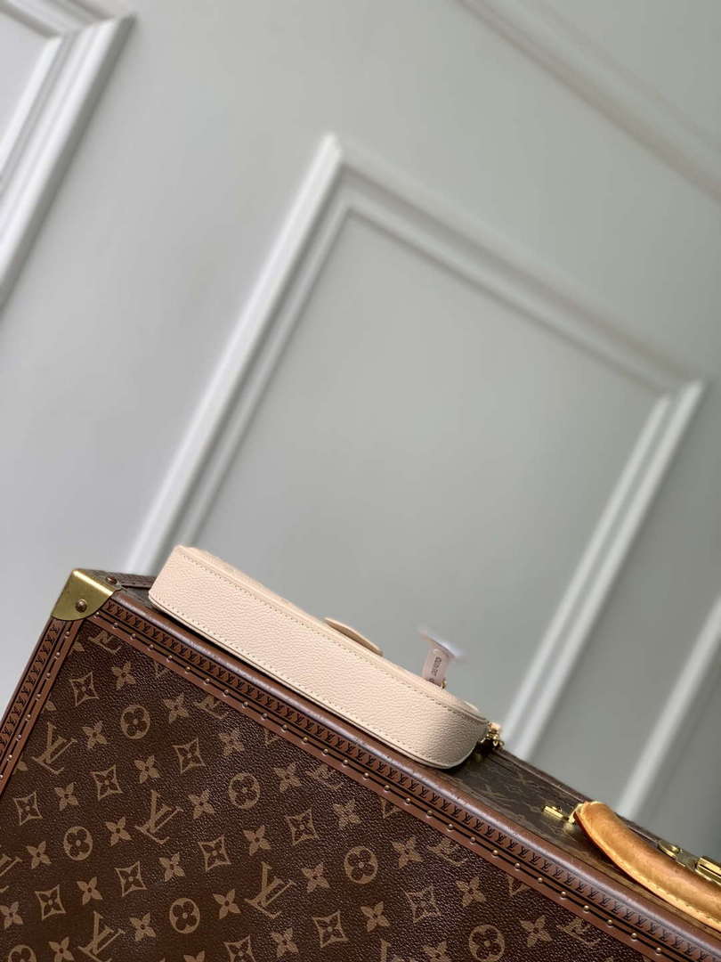 LV M14421 Louis Vuitton Easy Pouch Bag Sand