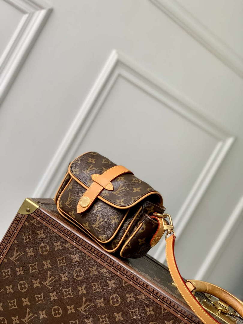 LV M14742 Louis Vuitton Cargo Wearable Wallet