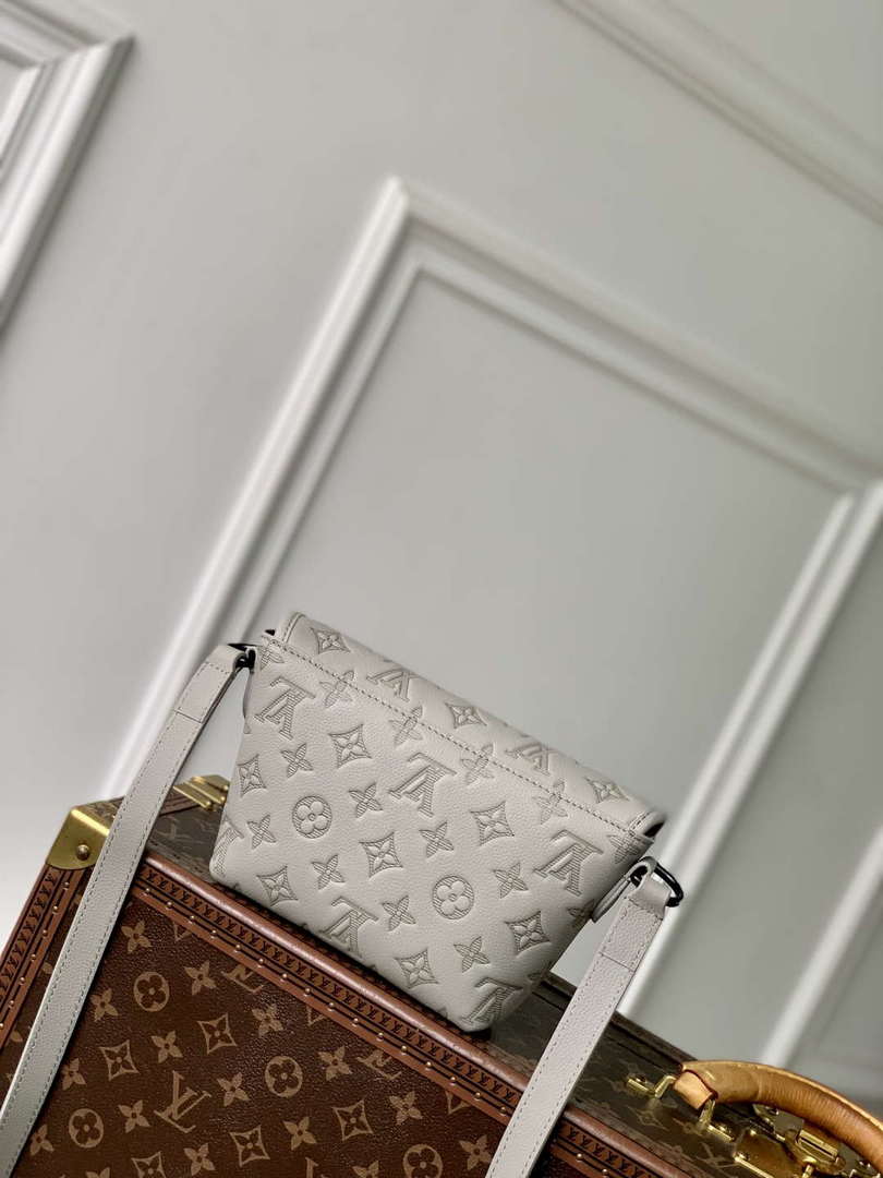 LV M14794 Louis Vuitton M12636 Pulse Wearable Wallet Sand