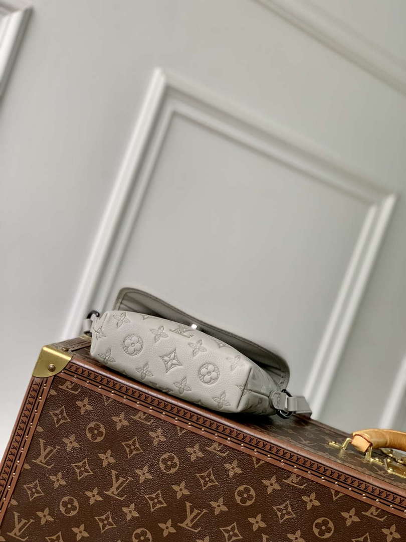 LV M14794 Louis Vuitton M12636 Pulse Wearable Wallet Sand