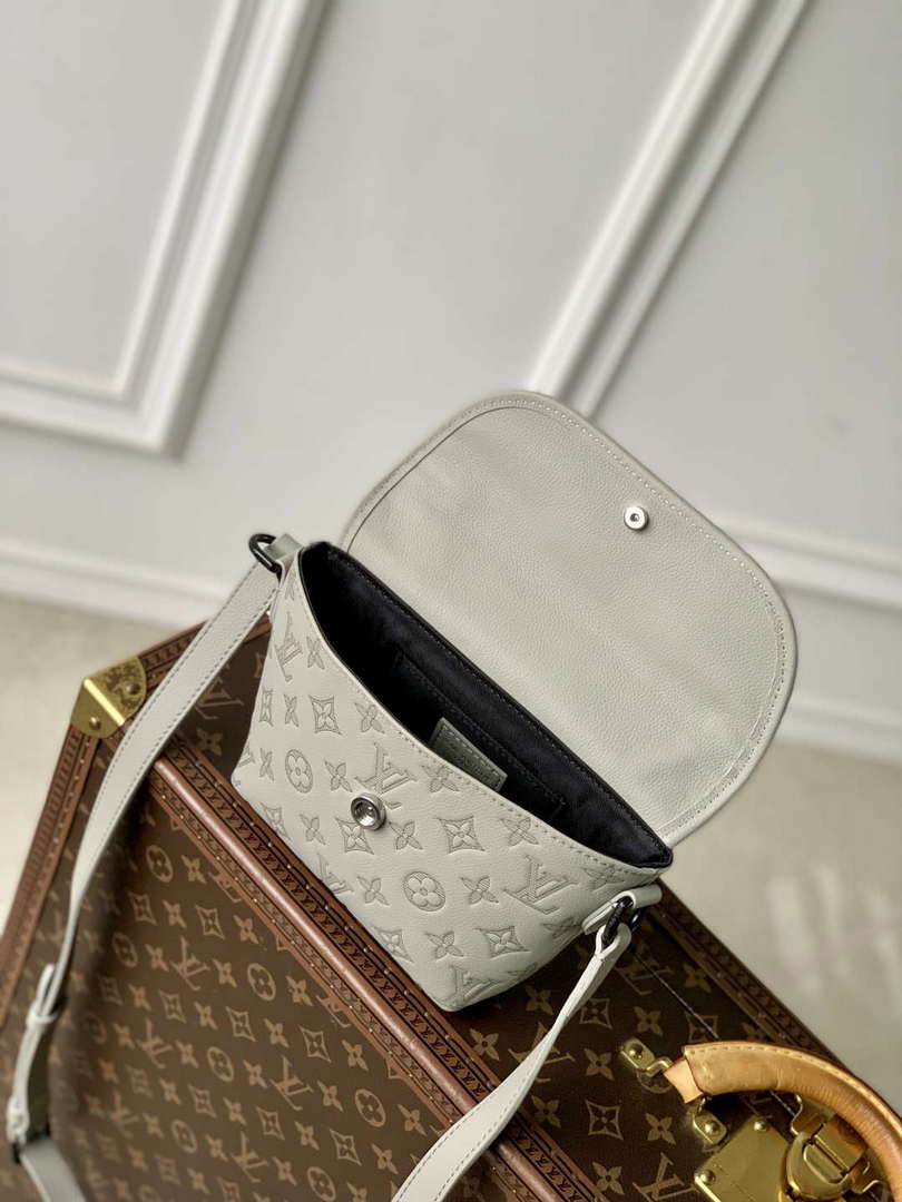 LV M14794 Louis Vuitton M12636 Pulse Wearable Wallet Sand