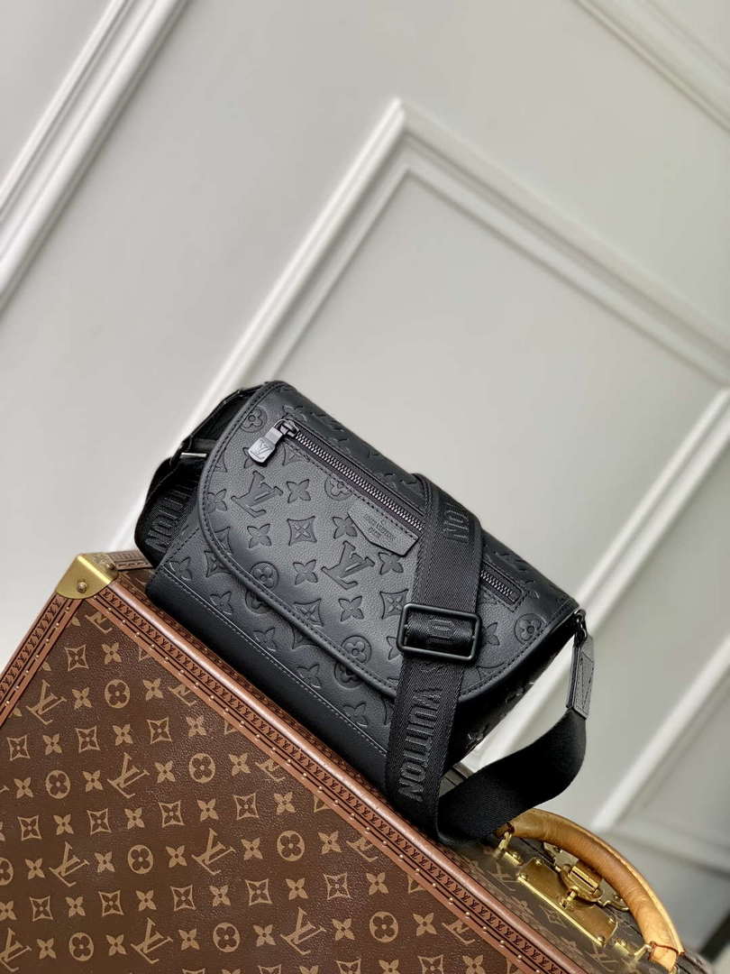 LV M14874 Louis Vuitton Pulse Messenger Bag Black
