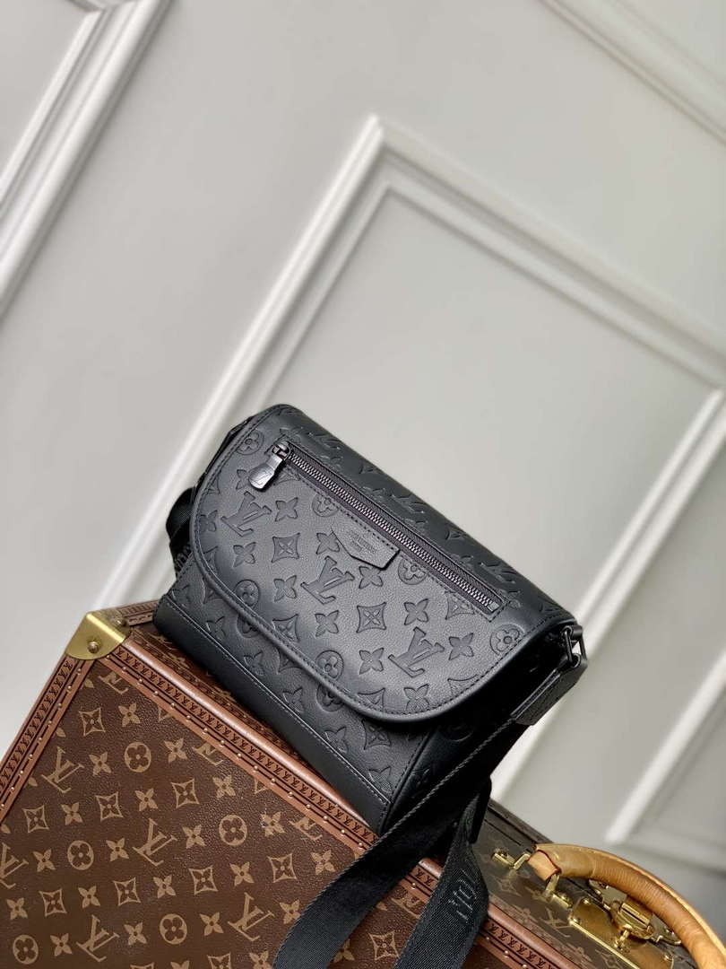 LV M14874 Louis Vuitton Pulse Messenger Bag Black