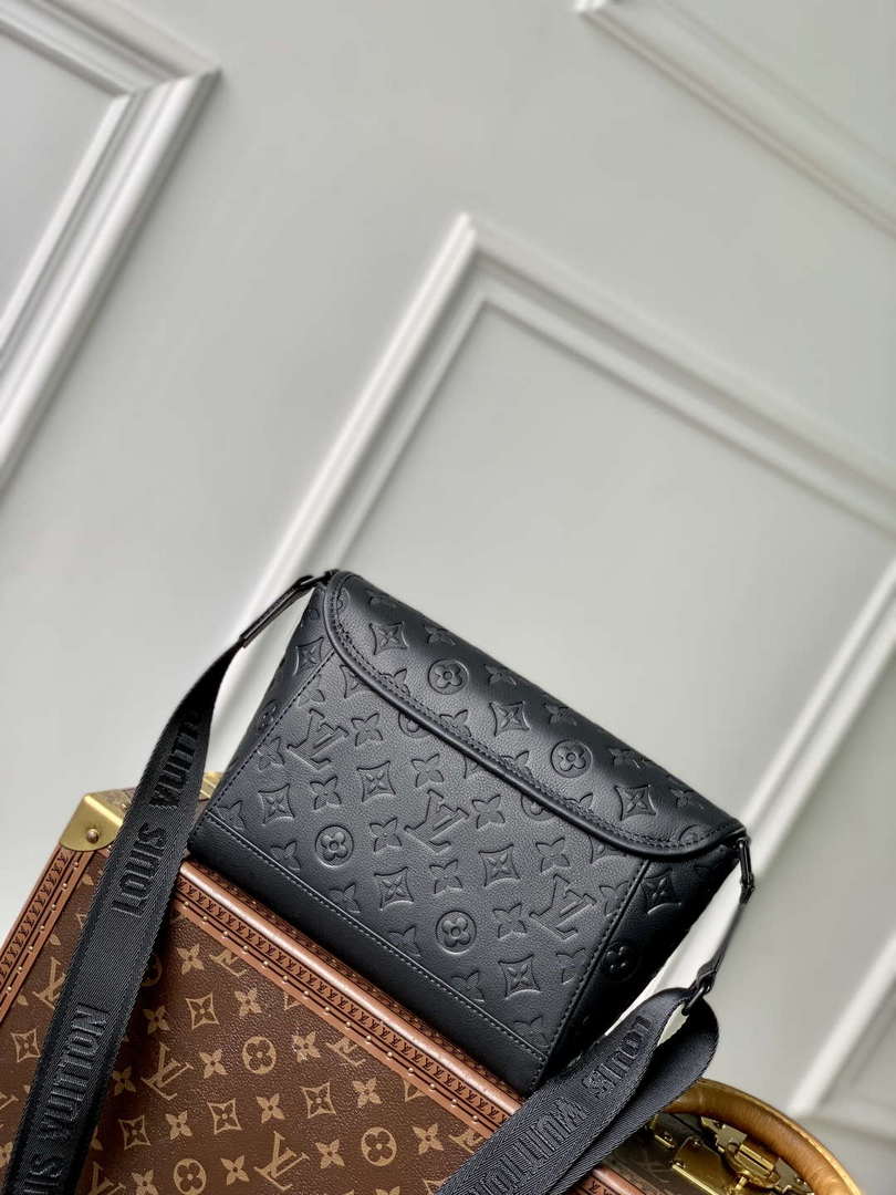 LV M14874 Louis Vuitton Pulse Messenger Bag Black - Default Title - View 3