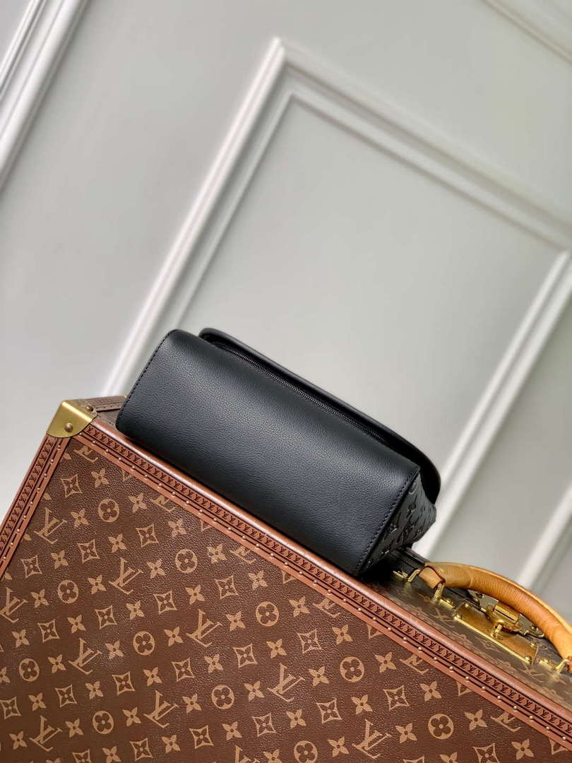 LV M14874 Louis Vuitton Pulse Messenger Bag Black
