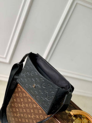 LV M14874 Louis Vuitton Pulse Messenger Bag Black - Default Title - View 9