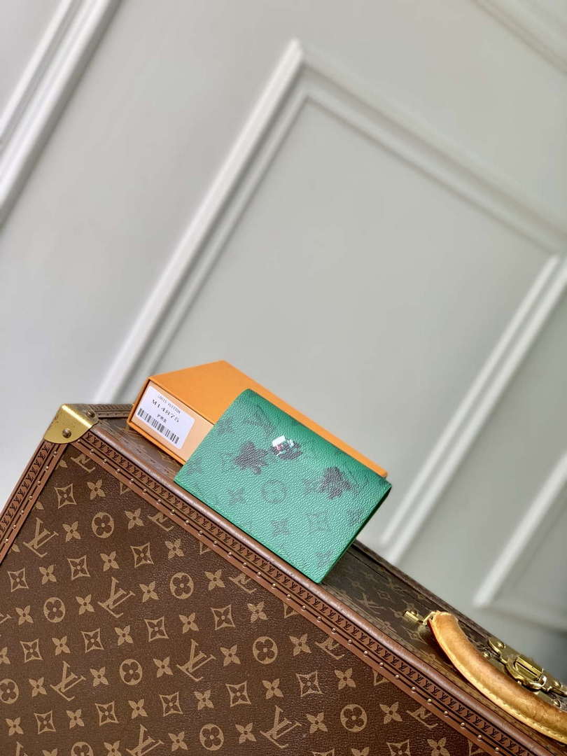 LV M14875 Louis Vuitton Passport Cover Golf Green