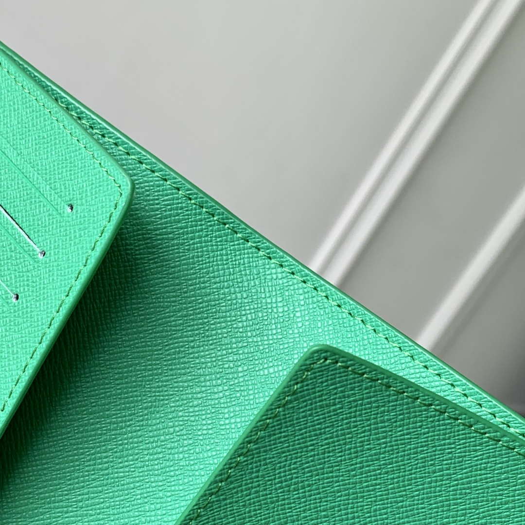 LV M14875 Louis Vuitton Passport Cover Golf Green