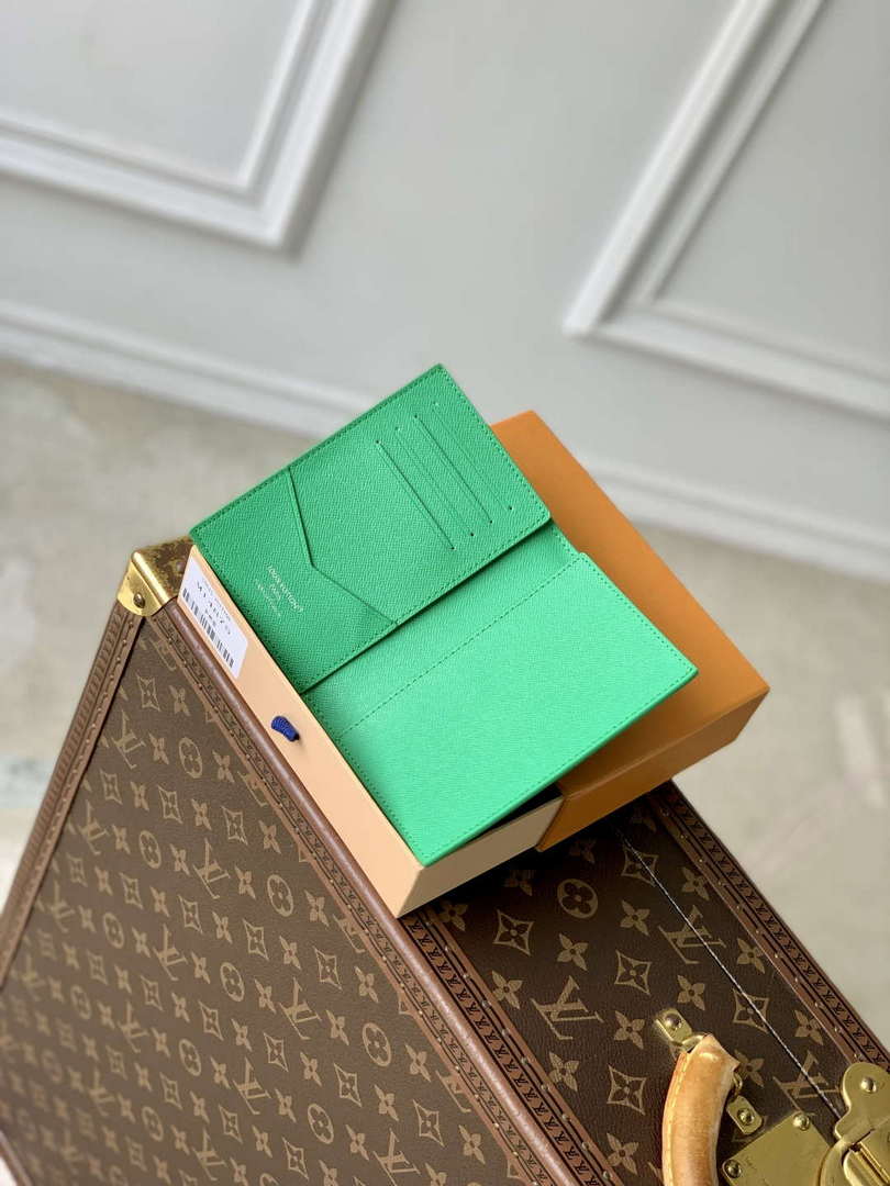 LV M14875 Louis Vuitton Passport Cover Golf Green