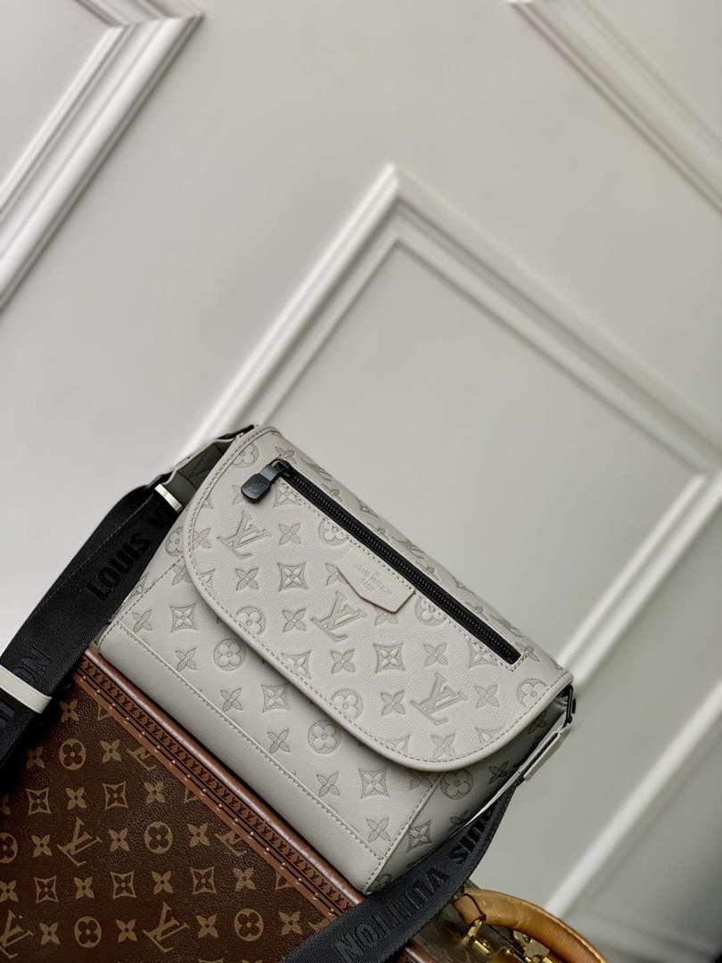 LV M14912 Louis Vuitton Pulse Messenger Bag Sand