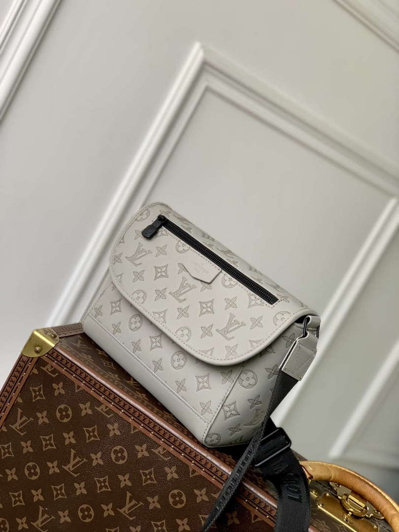 LV M14912 Louis Vuitton Pulse Messenger Bag Sand