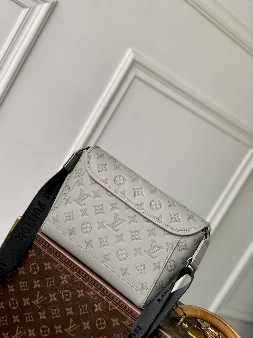 LV M14912 Louis Vuitton Pulse Messenger Bag Sand