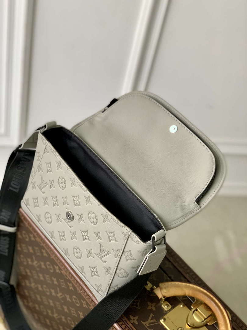 LV M14912 Louis Vuitton Pulse Messenger Bag Sand