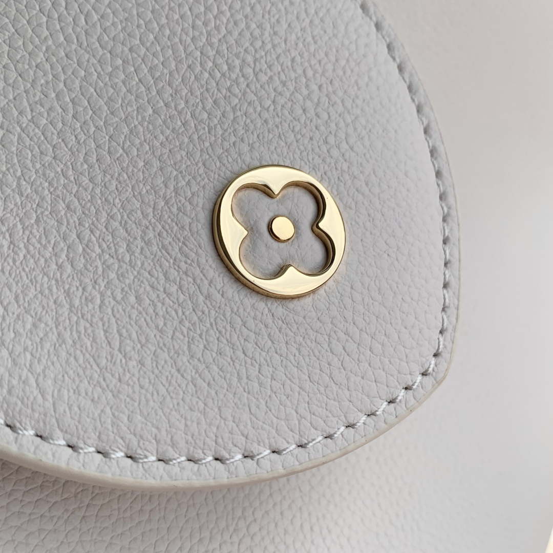 LV M14979 Louis Vuitton Capucines MM Souple Bag Quartz White