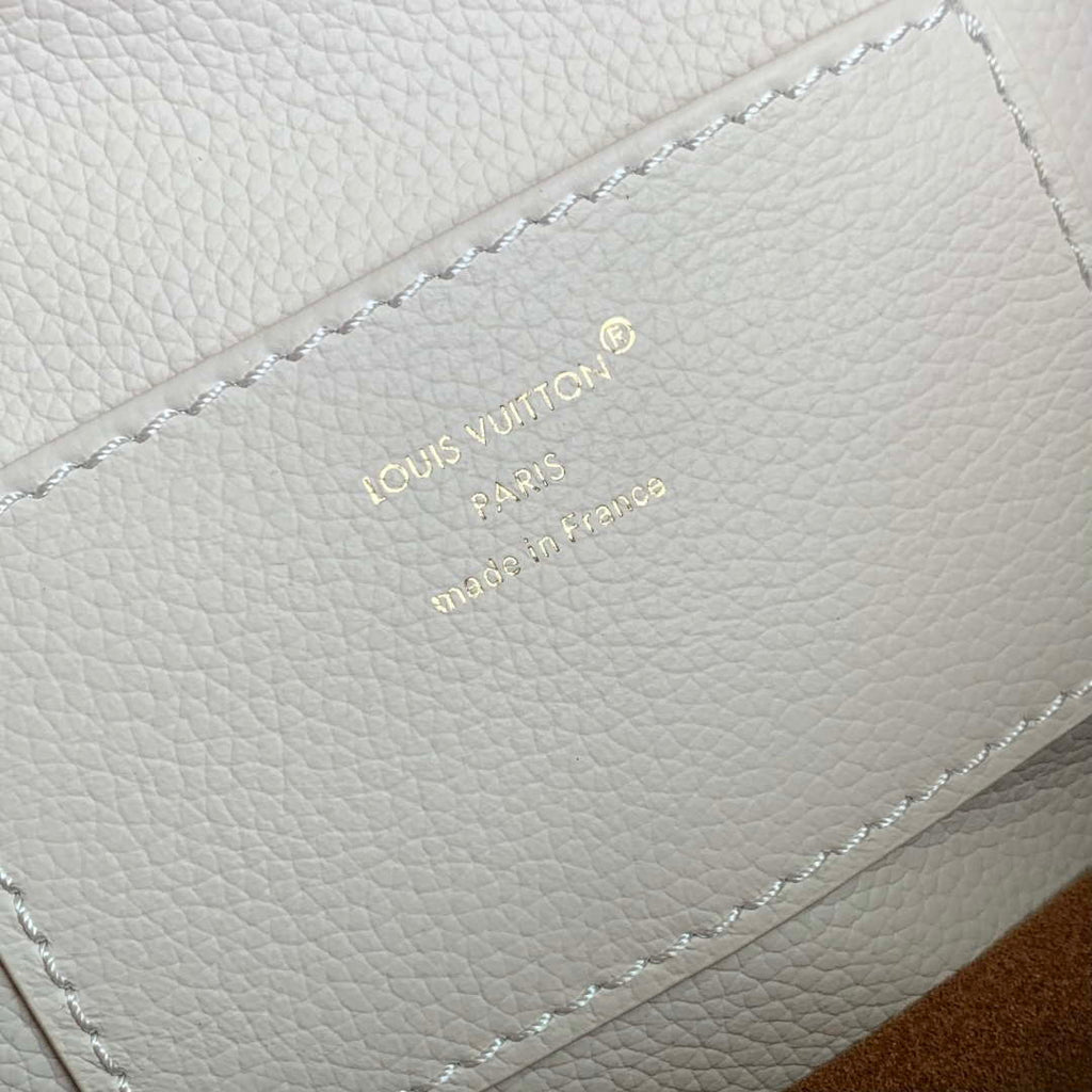LV M14979 Louis Vuitton Capucines MM Souple Bag Quartz White