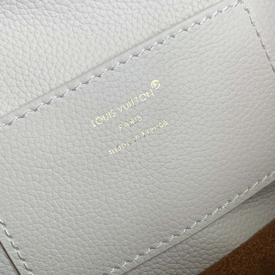 LV M14979 Louis Vuitton Capucines MM Souple Bag Quartz White