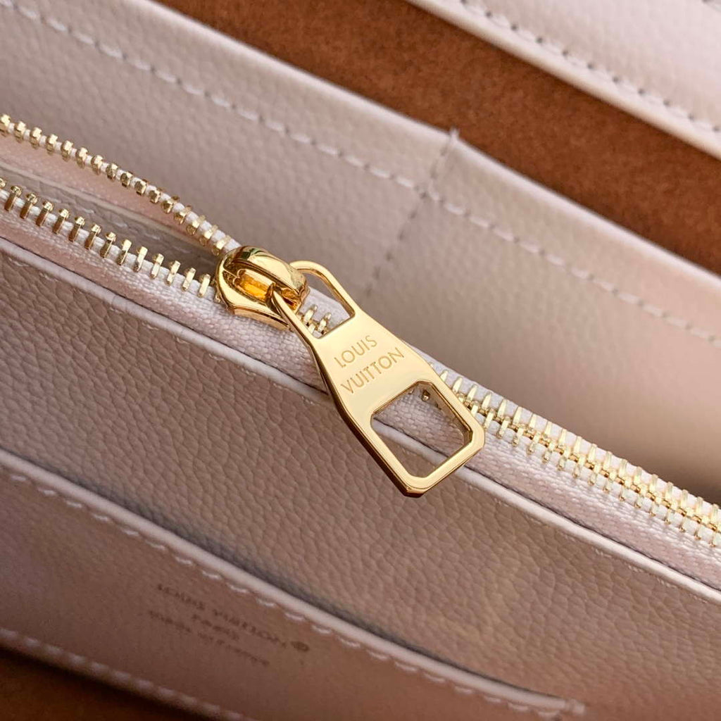 LV M14979 Louis Vuitton Capucines MM Souple Bag Quartz White