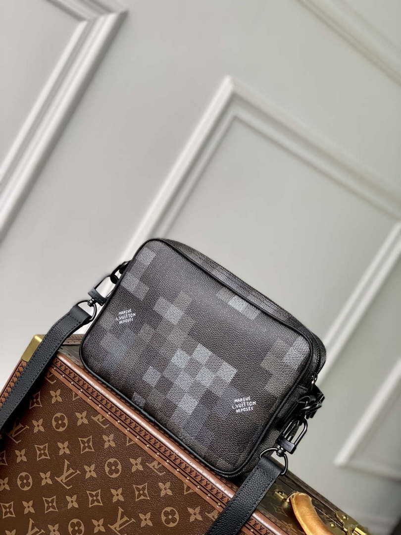 LV M14988 Louis Vuitton Nil Messenger Bag Black