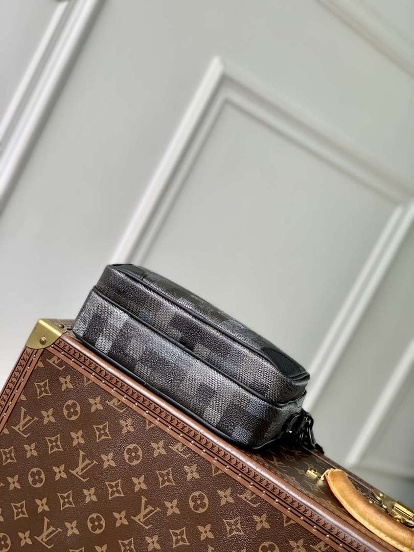 LV M14988 Louis Vuitton Nil Messenger Bag Black
