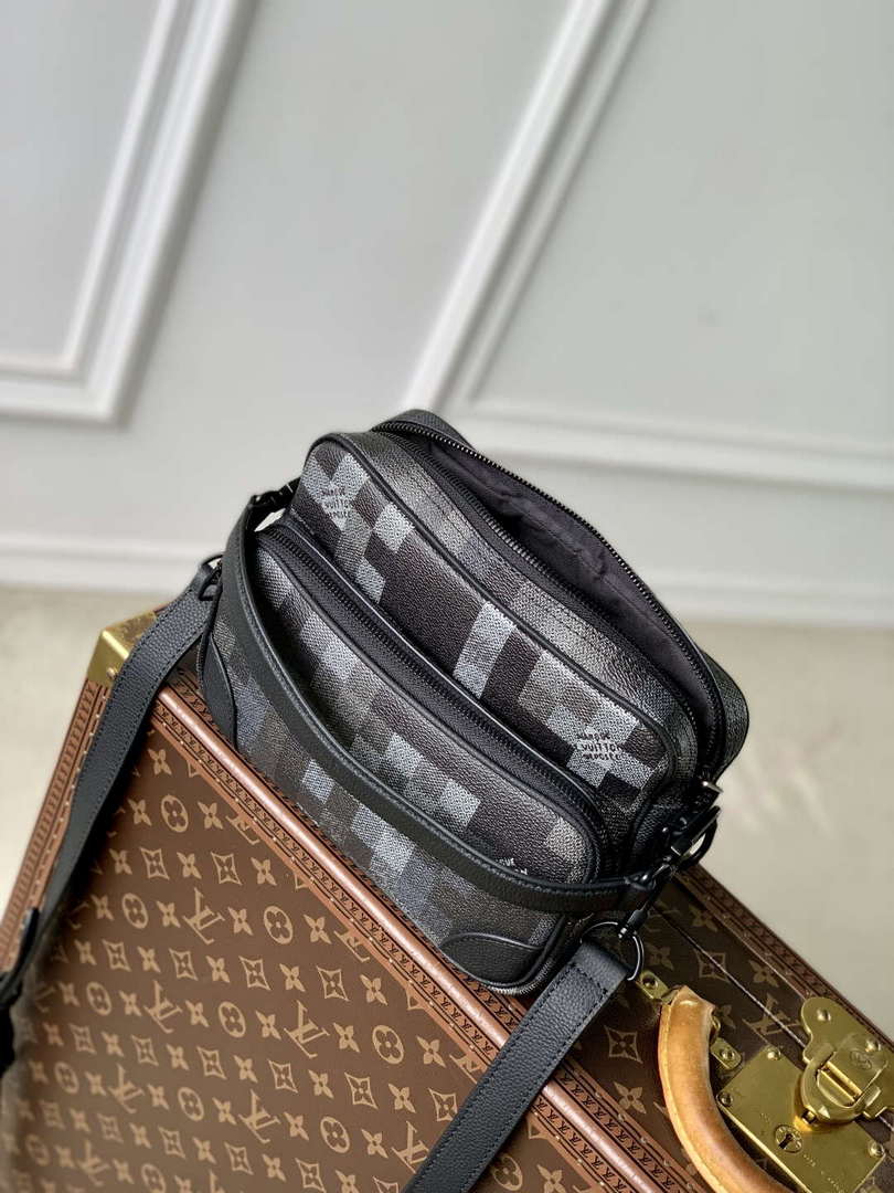LV M14988 Louis Vuitton Nil Messenger Bag Black