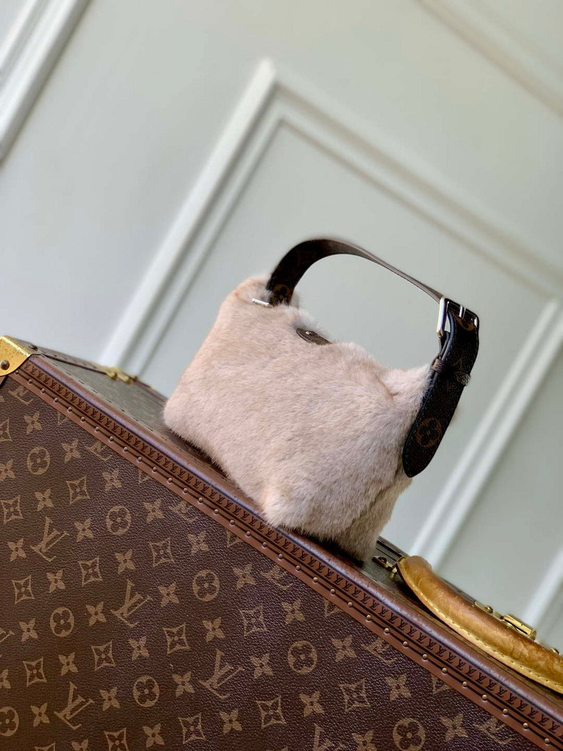 LV M15031 Louis Vuitton Pochette Hills Bag Monogram Cashmere