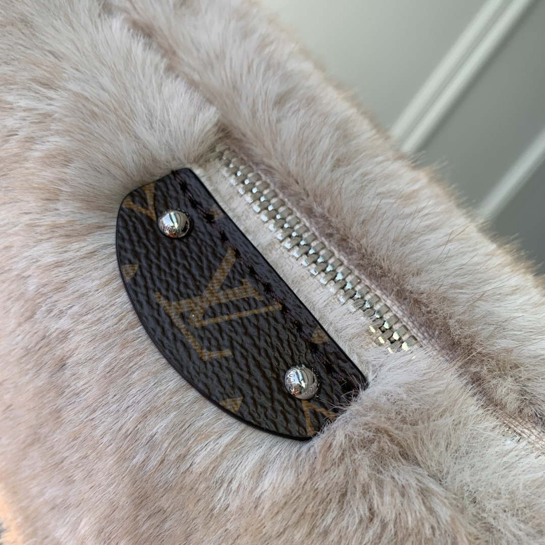 LV M15031 Louis Vuitton Pochette Hills Bag Monogram Cashmere