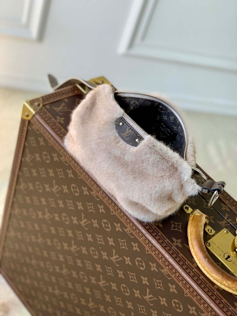 LV M15031 Louis Vuitton Pochette Hills Bag Monogram Cashmere