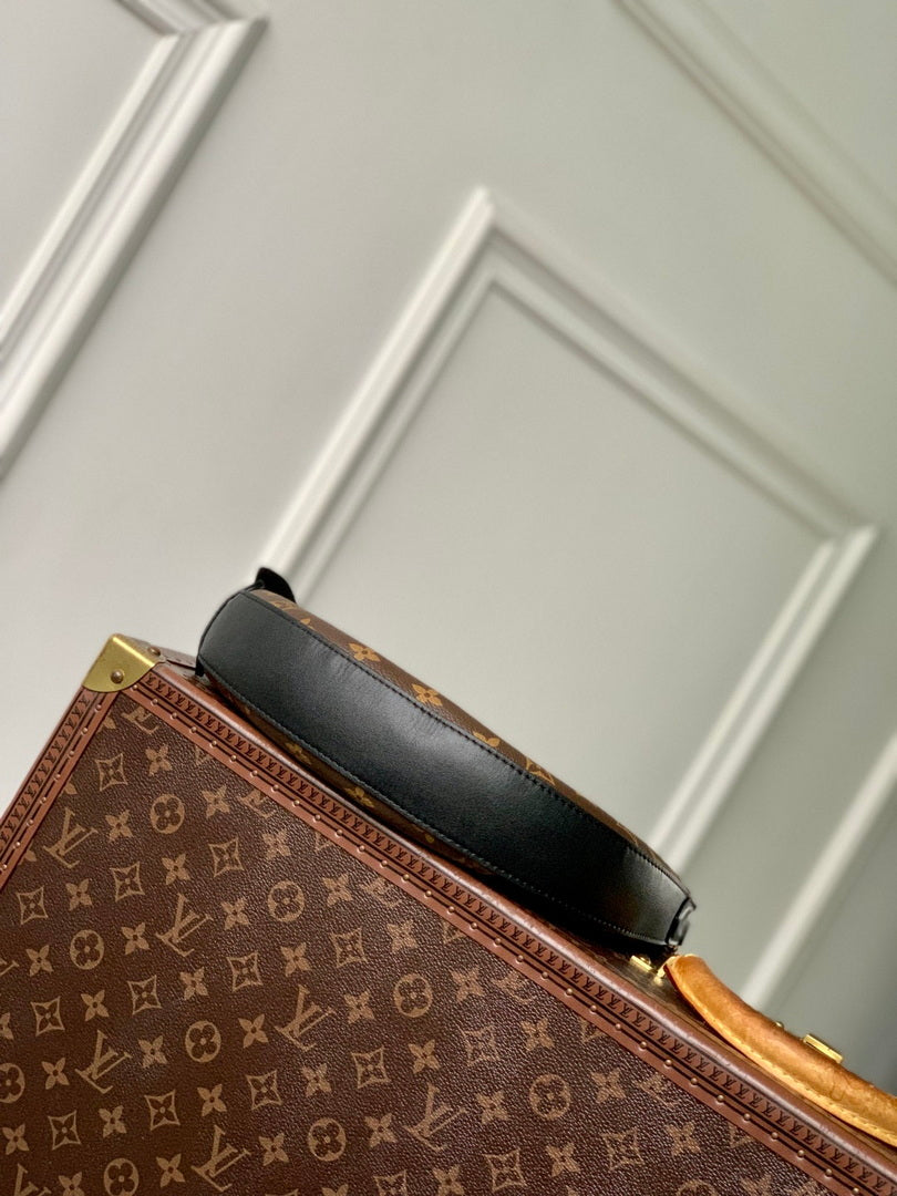 LV M15056 Louis Vuitton Cookie BB Bag
