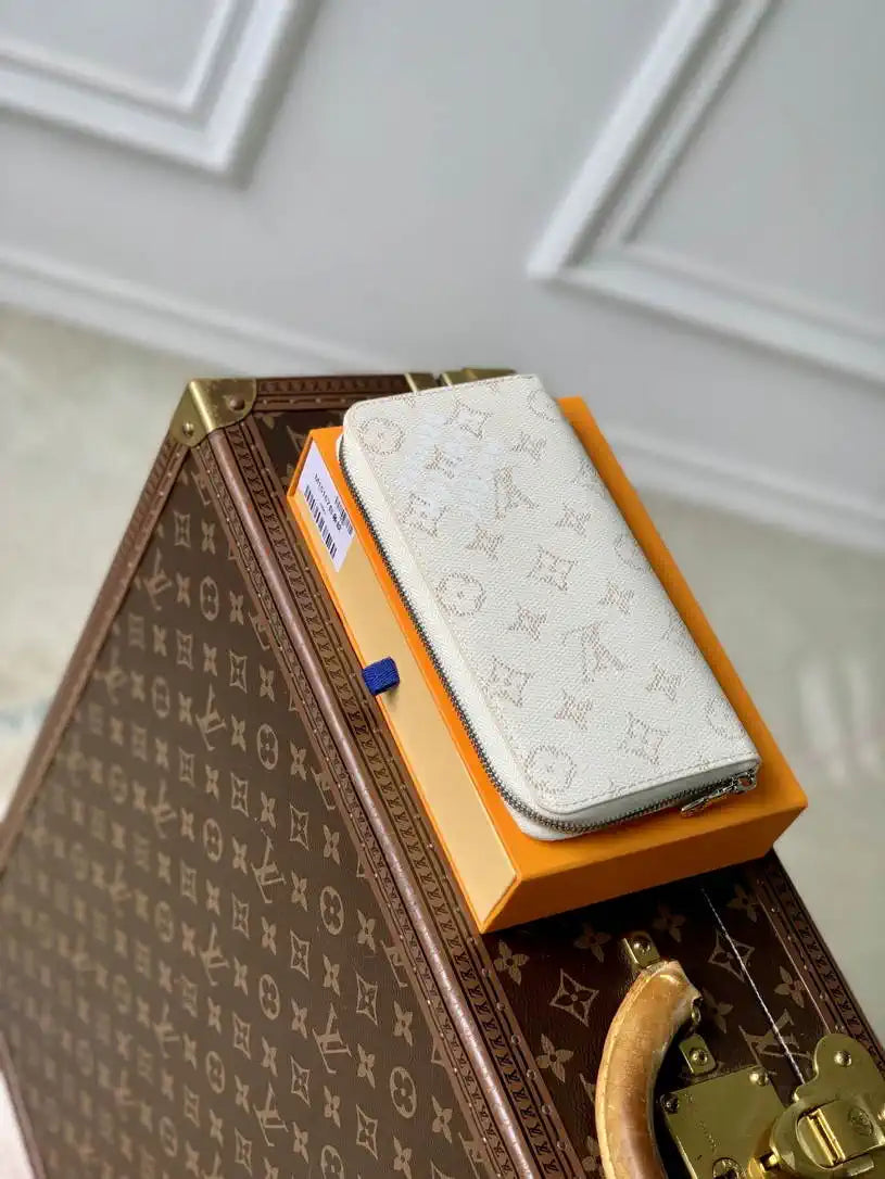 LV M15157 Louis Vuitton Zippy Wallet White Monogram Eclipse