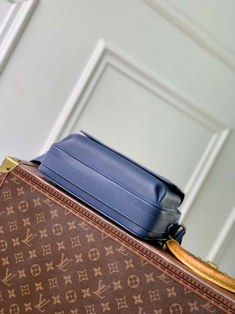 LV M15260 Louis Vuitton Boarding Messenger Bag Navy Blue