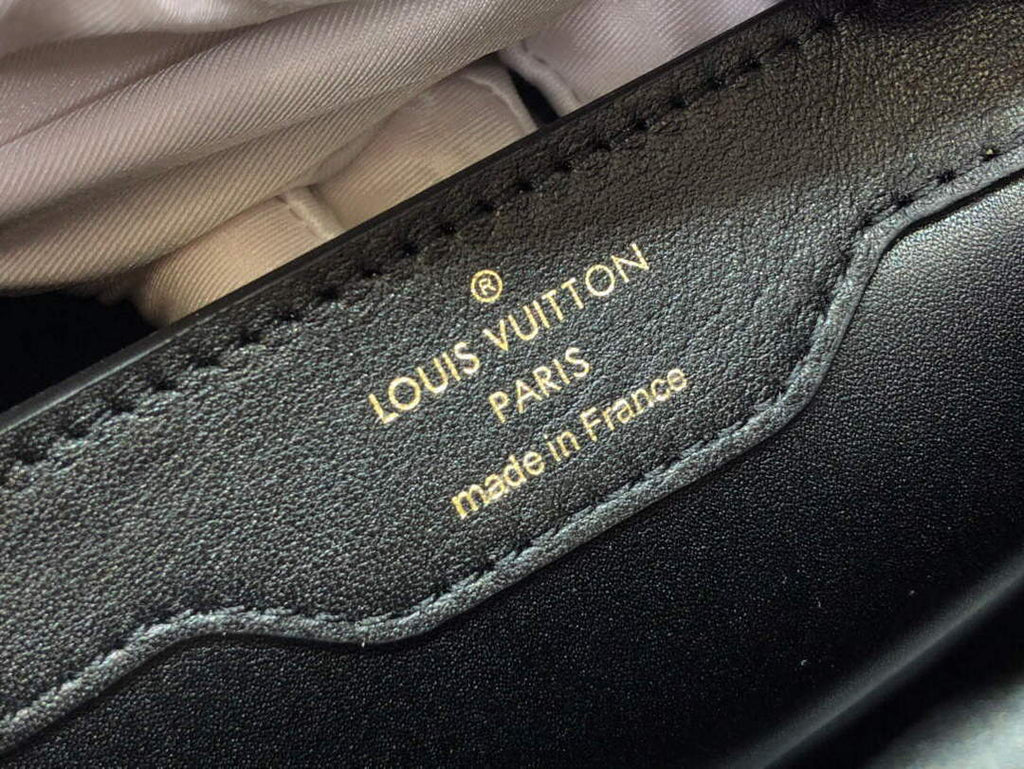 LV M20373 Louis Vuitton Capucines MM Handbag