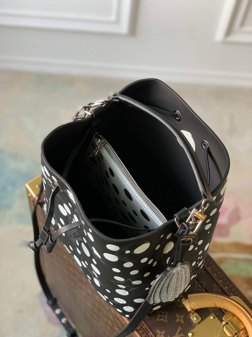 LV M21753 Louis Vuitton LV x YK N¨¦ono¨¦ MM Bag Black White