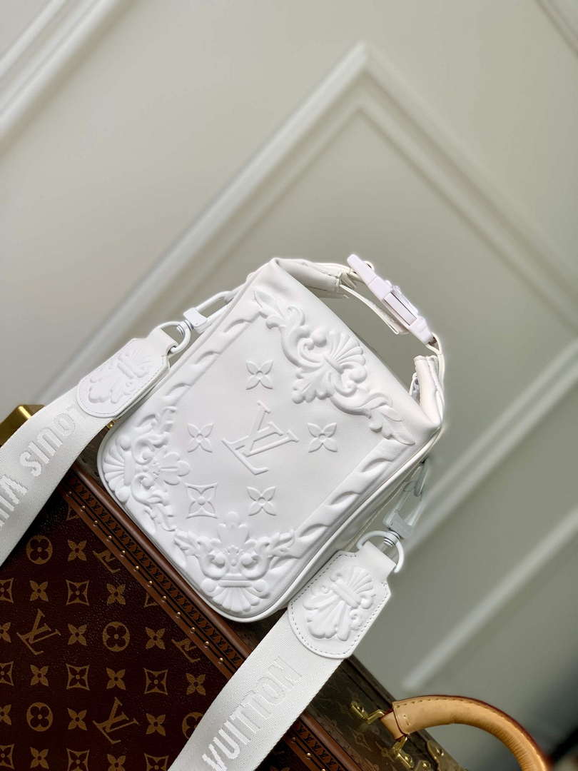 LV M21812 Louis Vuitton Cruiser Messenger Bag White - Default Title - View 1