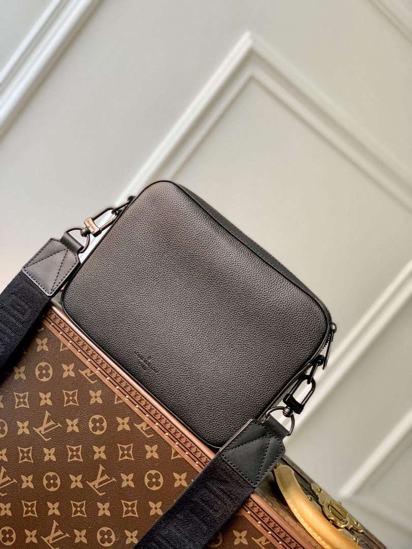 LV M22482 Louis Vuitton Fastline Messenger Black - Default Title - View 2