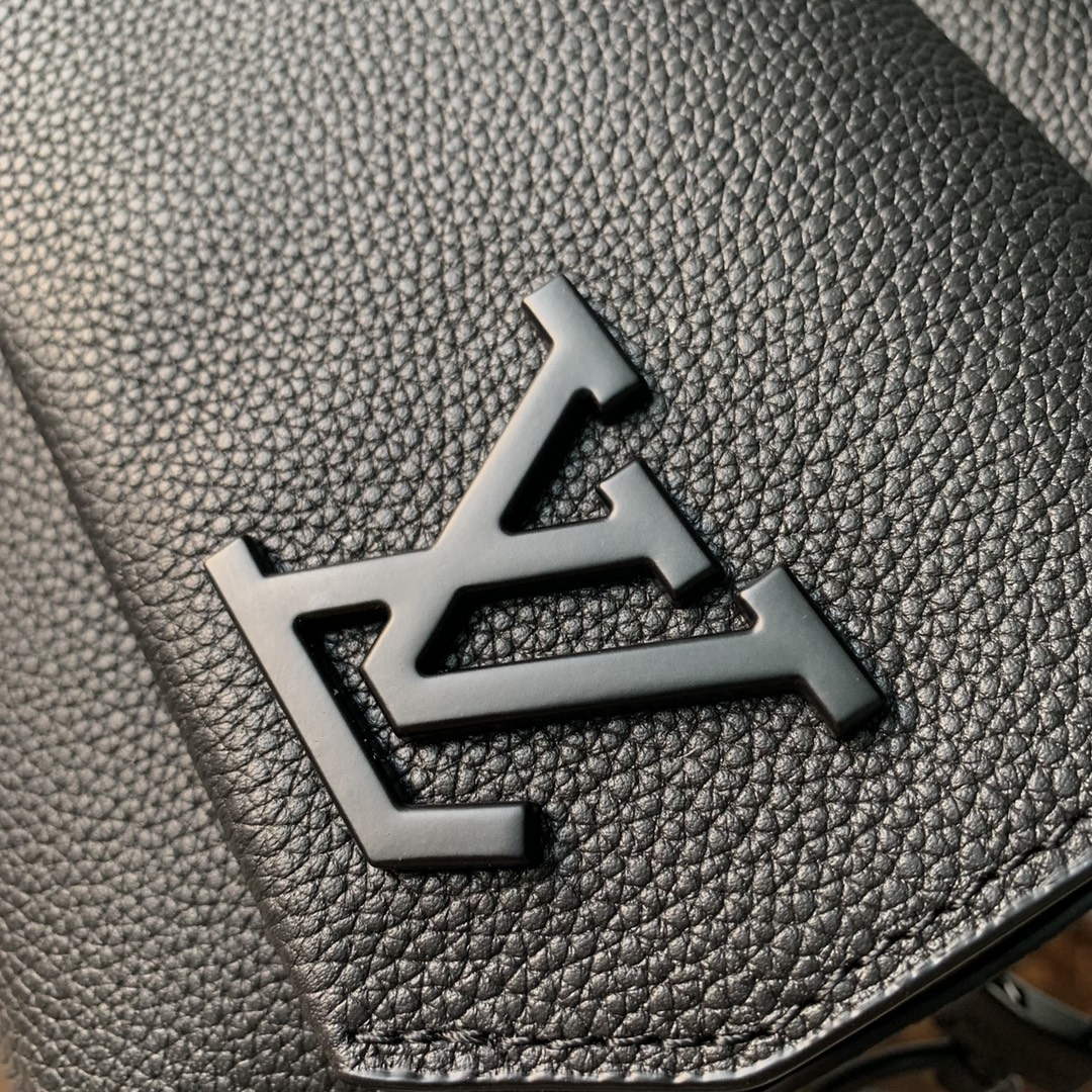 LV M22482 Louis Vuitton Fastline Messenger Black