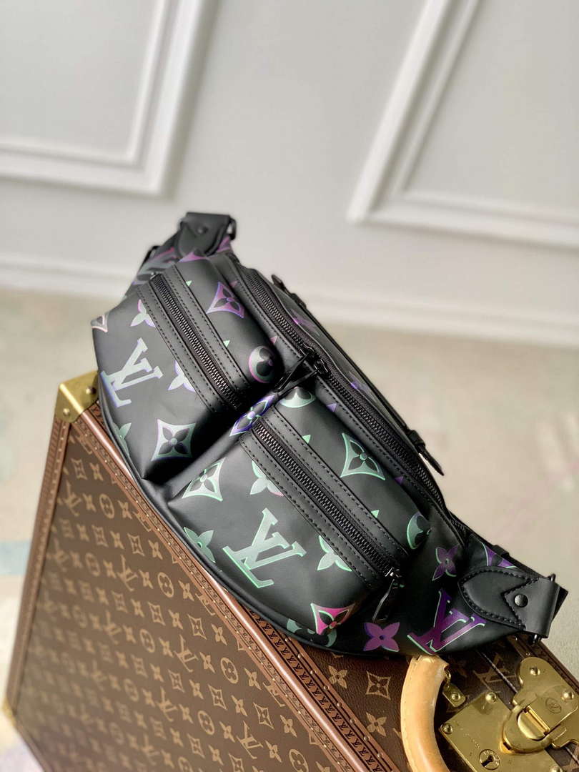 LV M22494 Louis Vuitton Comet Bumbag Black Borealis - Default Title - View 1