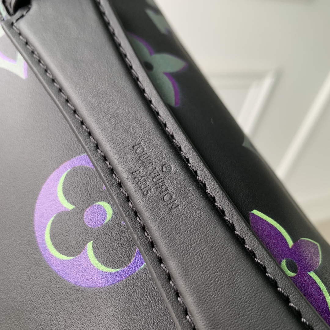 LV M22494 Louis Vuitton Comet Bumbag Black Borealis - Default Title - View 6