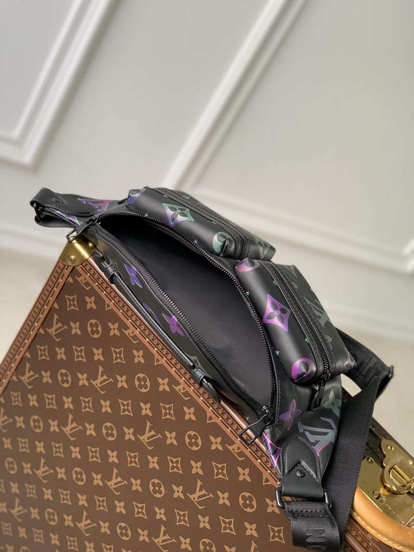 LV M22494 Louis Vuitton Comet Bumbag Black Borealis - Default Title - View 7