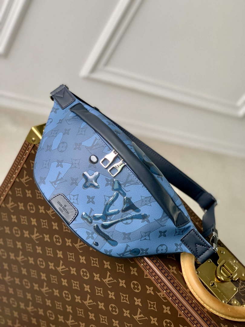 LV M22576 Louis Vuitton Discovery Bumbag Abyss Blue - Default Title - View 1