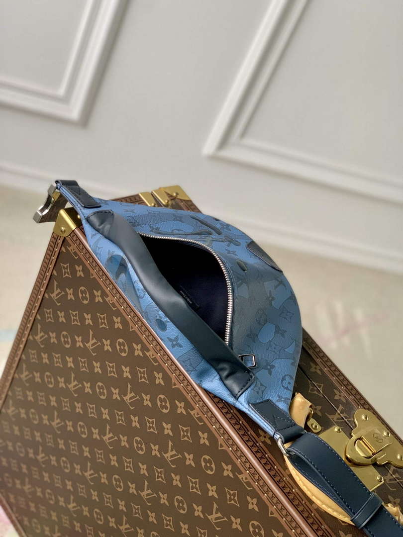 LV M22576 Louis Vuitton Discovery Bumbag Abyss Blue - Default Title - View 8