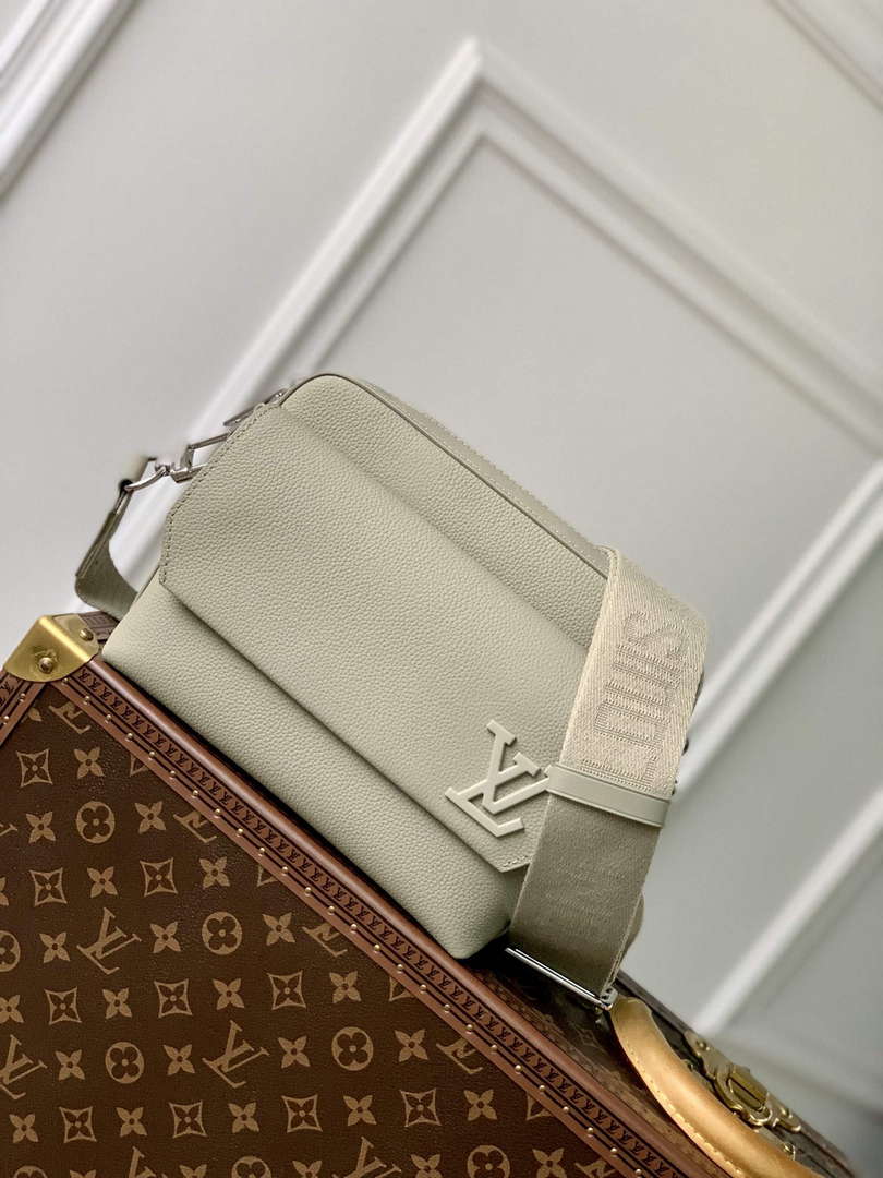 LV M22611 Louis Vuitton Fastline Messenger Gray