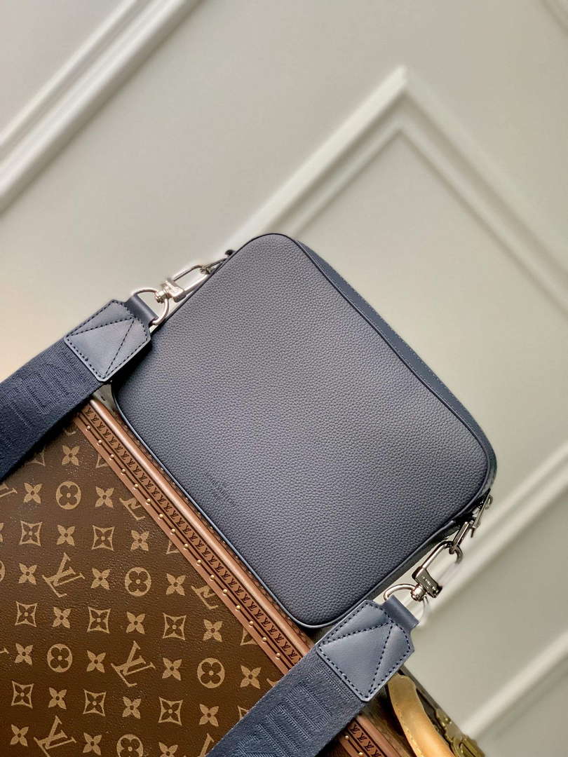 LV M22611 Louis Vuitton Fastline Messenger Navy Blue