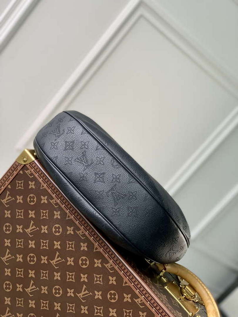 LV M22822 Louis Vuitton Baia MM Bag Mahina Black - Default Title - View 3