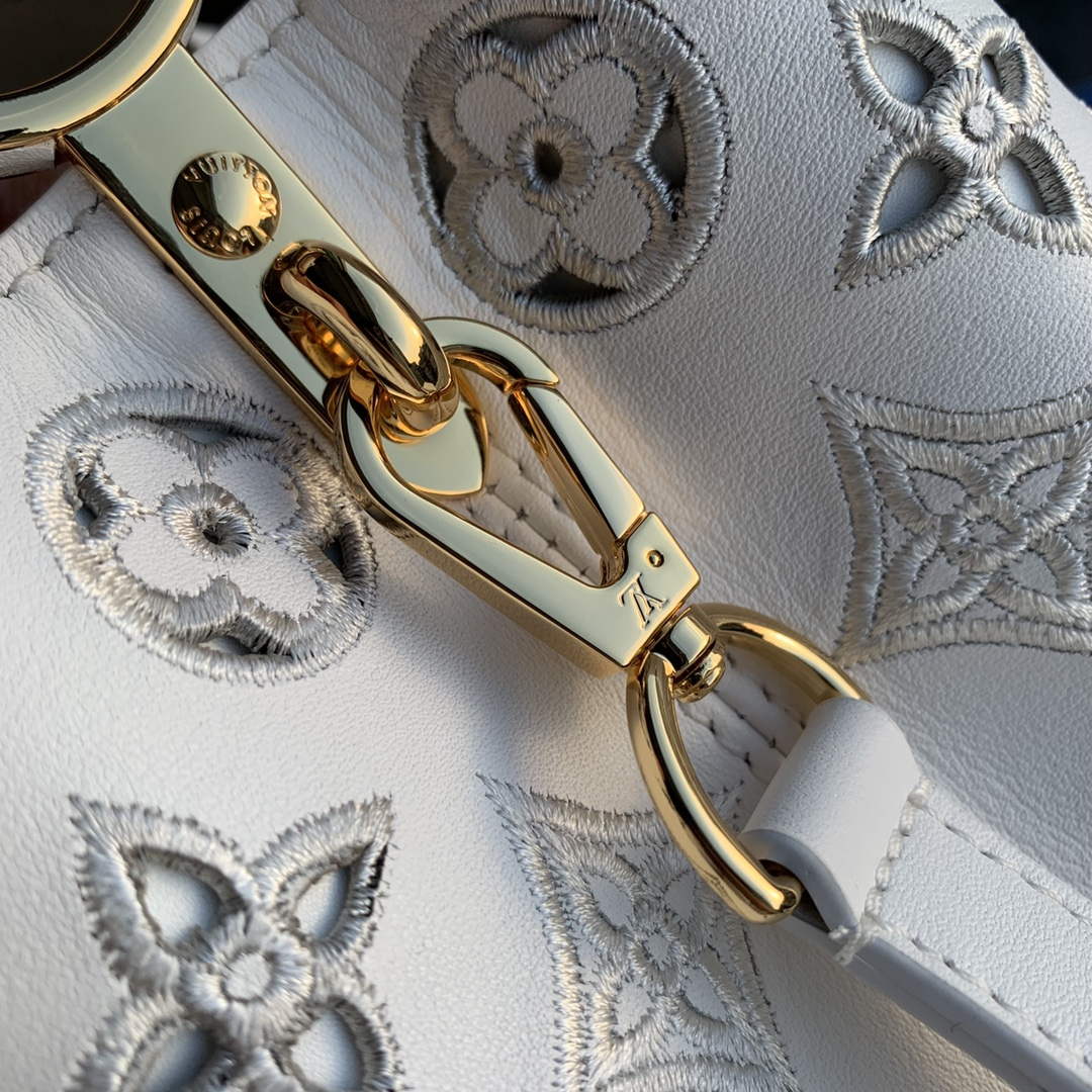 LV M22863 Louis Vuitton Capucines BB Handbag White