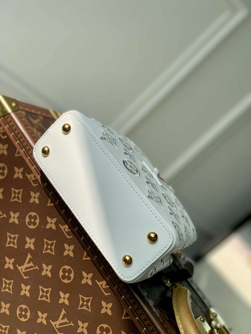 LV M22863 Louis Vuitton Capucines Mini Handbag White - Default Title - View 4